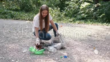 年轻女子自愿在城市<strong>公园捡垃圾</strong>